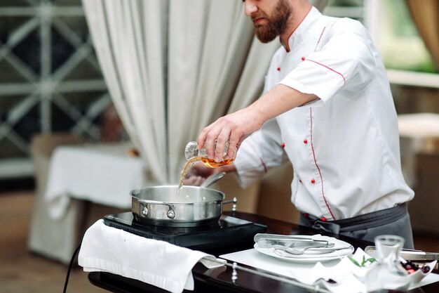 Kucharz przygotowujący potrawę