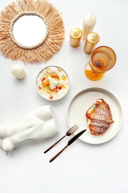 Kolacja na stole z różnymi potrawami