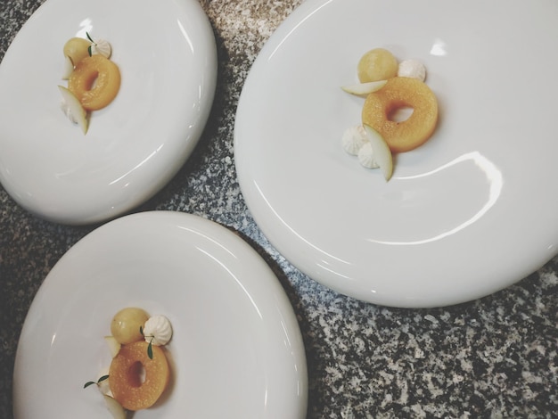 Stół z trzema talerzami